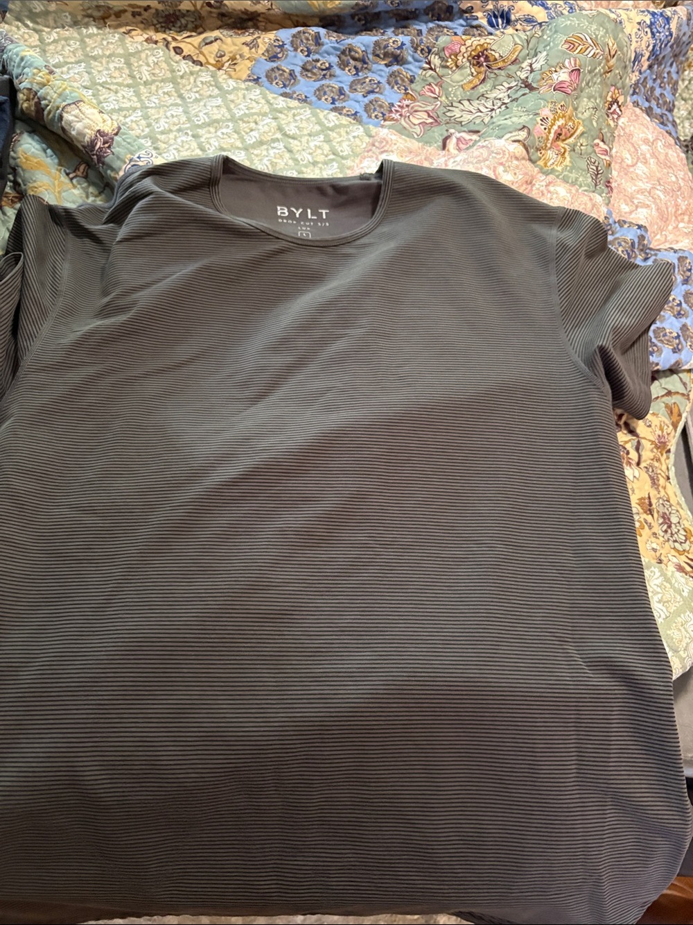 Men's Short Sleeve Crew Neck Shirt in Charcoal Bylt large